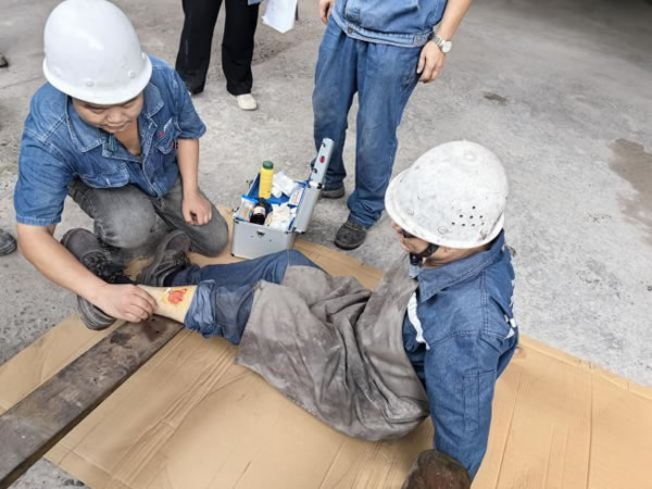 公司開(kāi)展特種設(shè)備事故應(yīng)急演練活動(dòng)1.jpg 公司開(kāi)展特種設(shè)備事故應(yīng)急演練活動(dòng)1.jpg